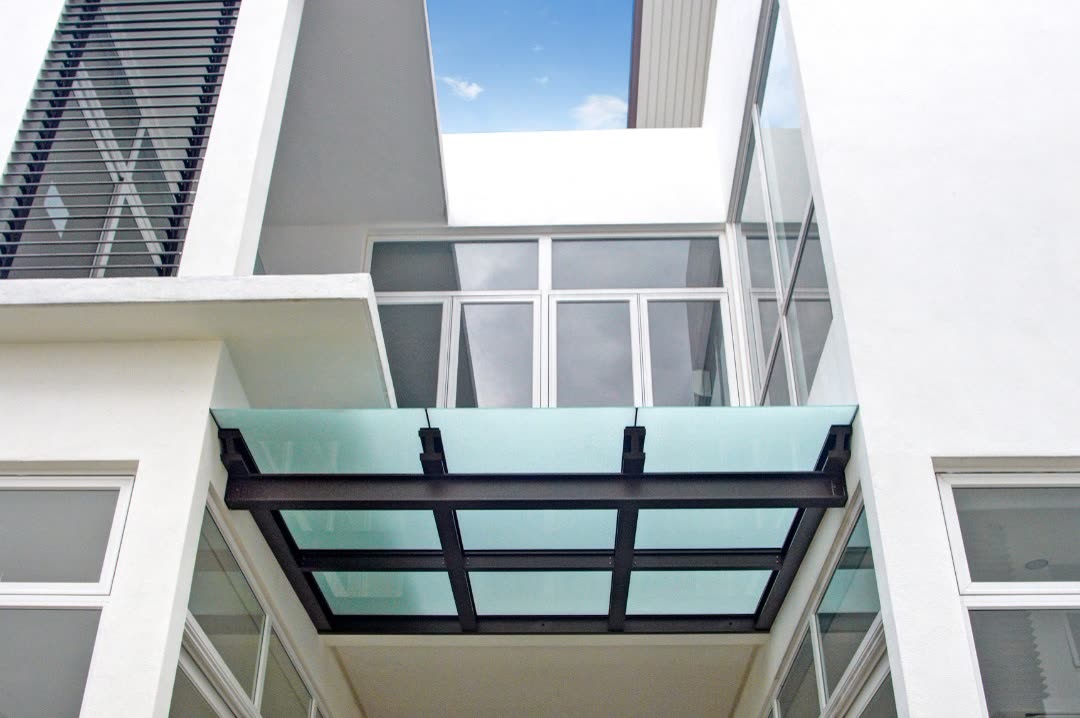 Pergola kaca dengan rangka aluminium corak kayu
