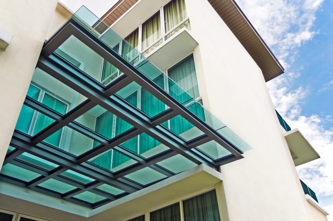Awning kaca berwarna